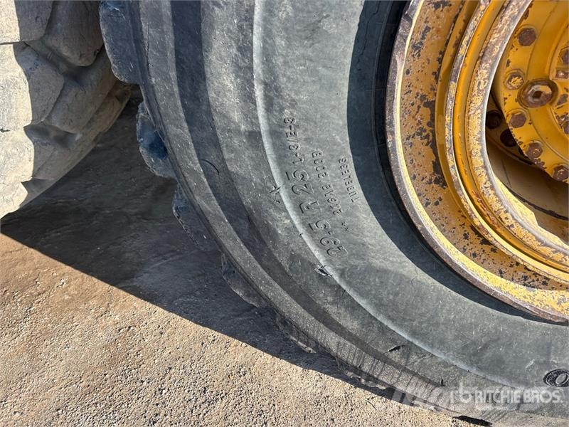 CAT 740B Dumper - Knickgelenk