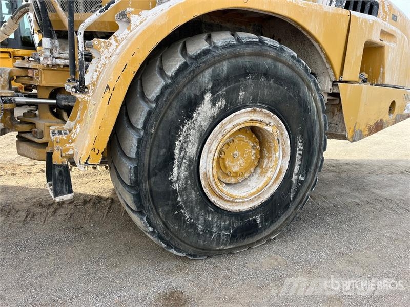 CAT 740B アーティキュレート式ダンプトラック