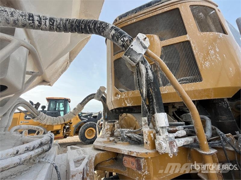 CAT 740B アーティキュレート式ダンプトラック
