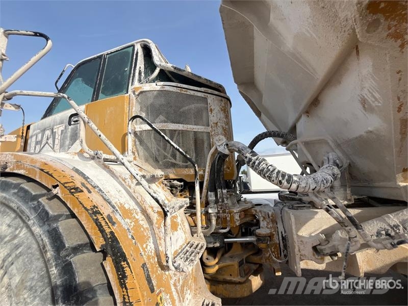 CAT 740B アーティキュレート式ダンプトラック