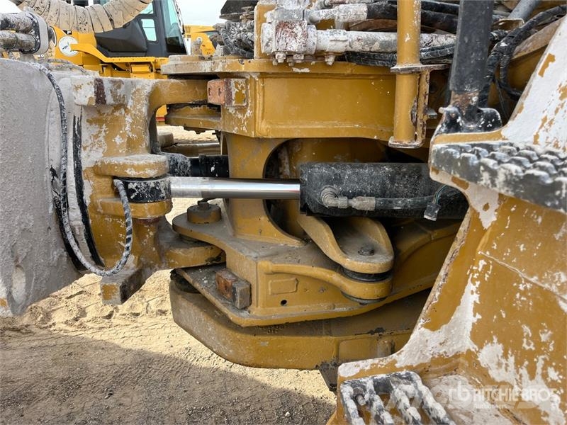 CAT 740B アーティキュレート式ダンプトラック