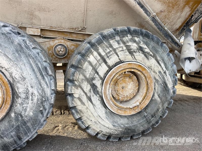 CAT 740B アーティキュレート式ダンプトラック