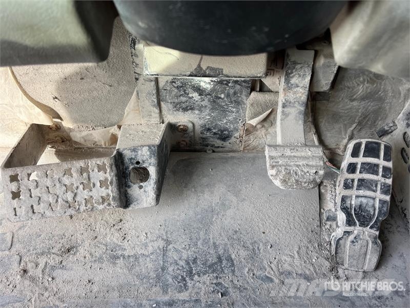 CAT 740B アーティキュレート式ダンプトラック