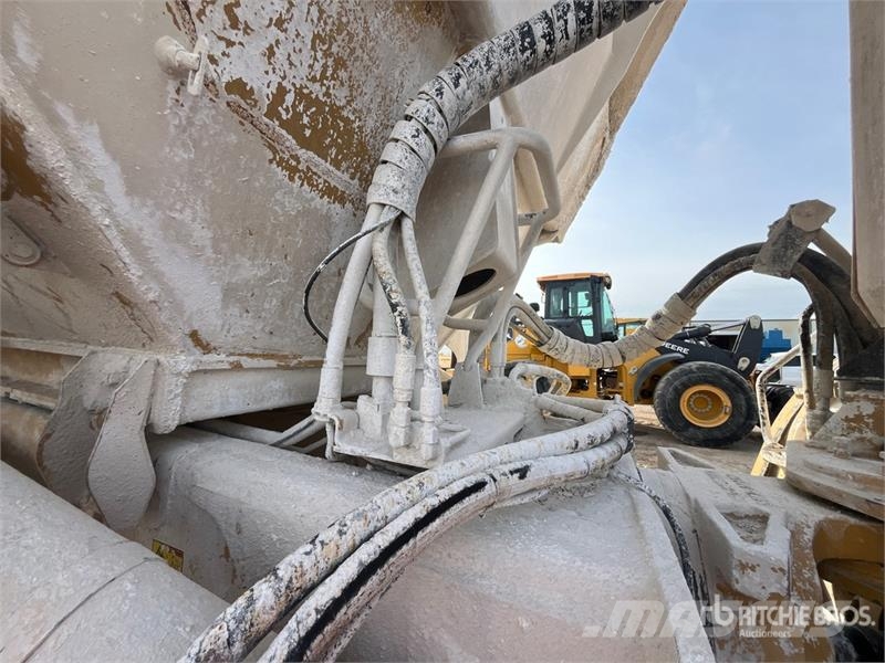 CAT 740B アーティキュレート式ダンプトラック