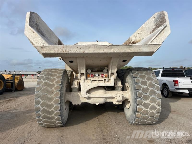 CAT 740B アーティキュレート式ダンプトラック