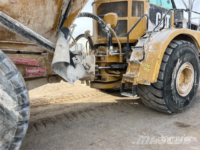 CAT 740B アーティキュレート式ダンプトラック