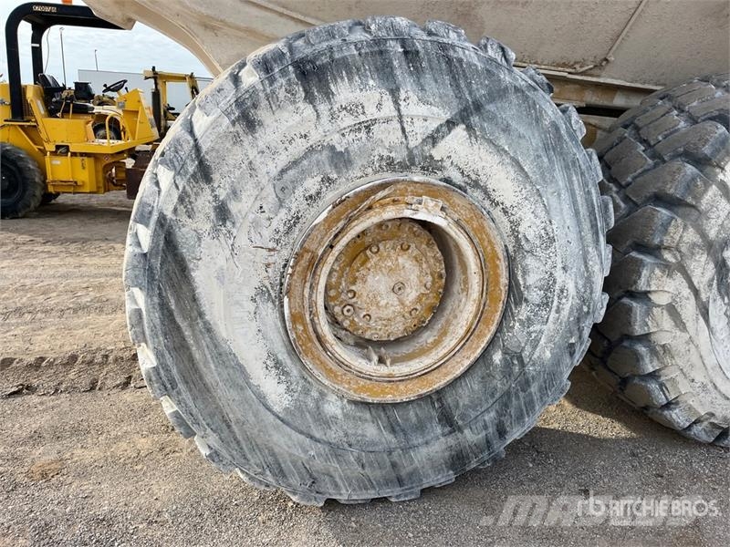 CAT 740B アーティキュレート式ダンプトラック