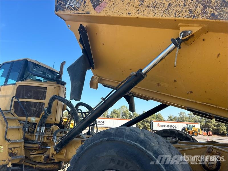 CAT 740B Dumper - Knickgelenk