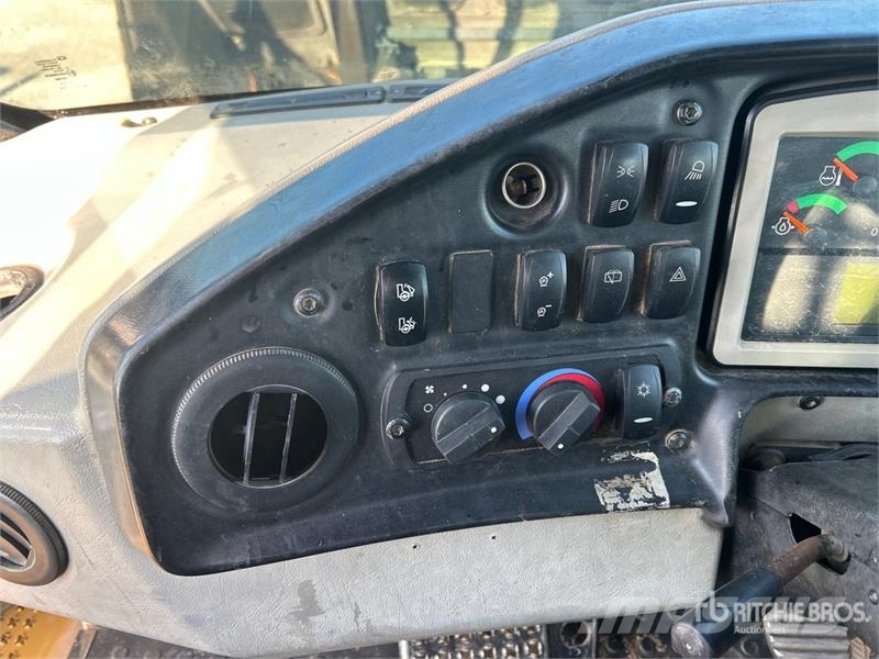 CAT 740B Dumper - Knickgelenk