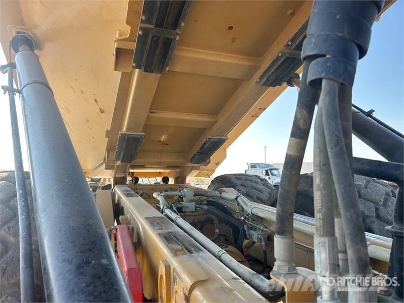 CAT 740B Dumper - Knickgelenk