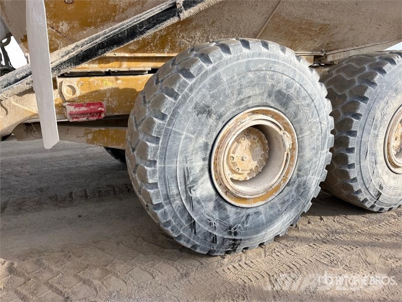 CAT 740B アーティキュレート式ダンプトラック