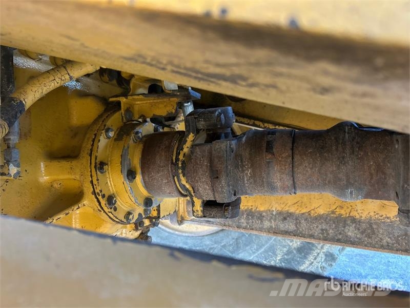 CAT 740B Dumper - Knickgelenk