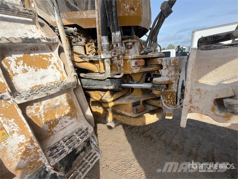 CAT 740B アーティキュレート式ダンプトラック