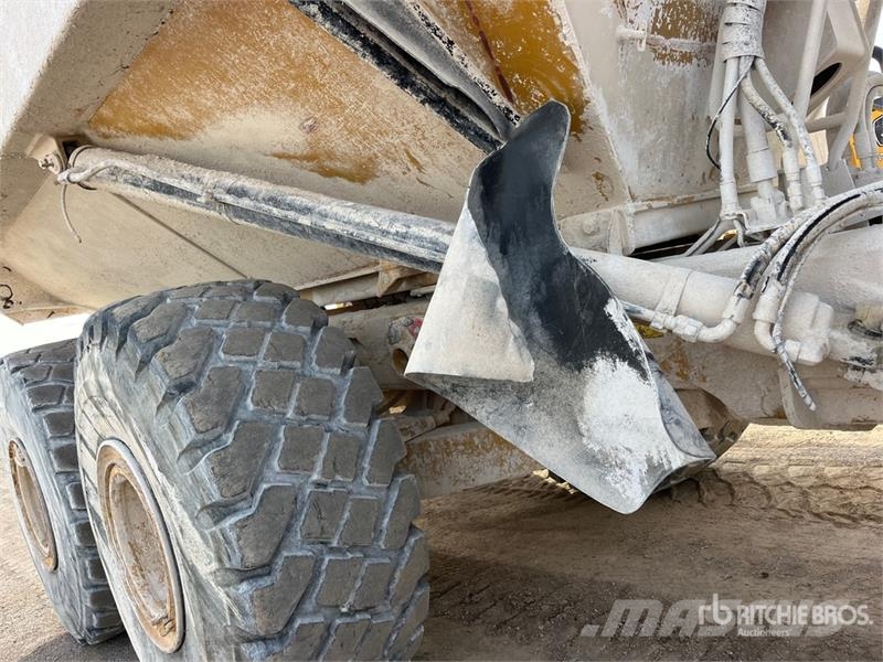 CAT 740B アーティキュレート式ダンプトラック