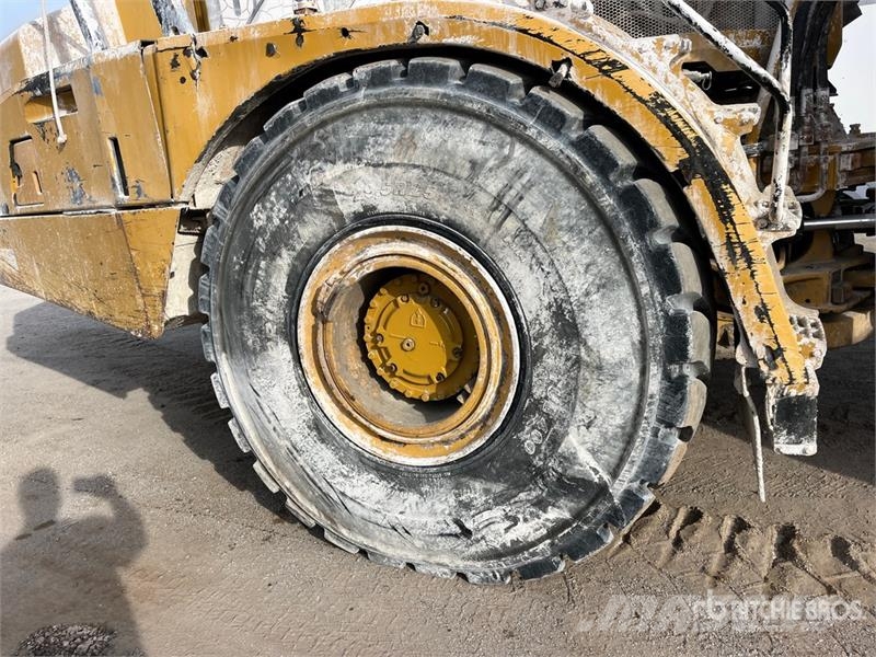 CAT 740B アーティキュレート式ダンプトラック