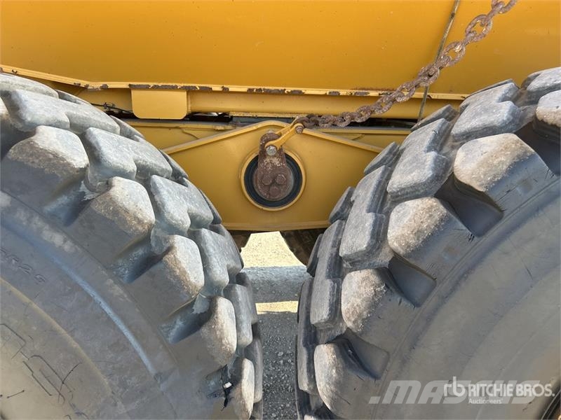 CAT 745 Articulated Dump Truck Kĺbové nákladné autá