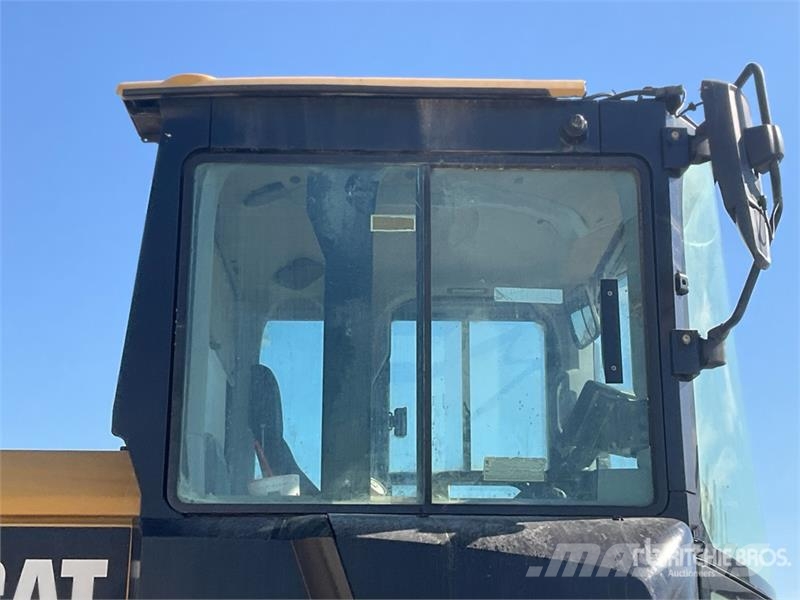 CAT 926M High Lift Wheel Loader Kolové nakladače