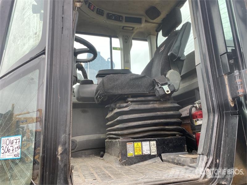 CAT 930K Kolesni nakladalci