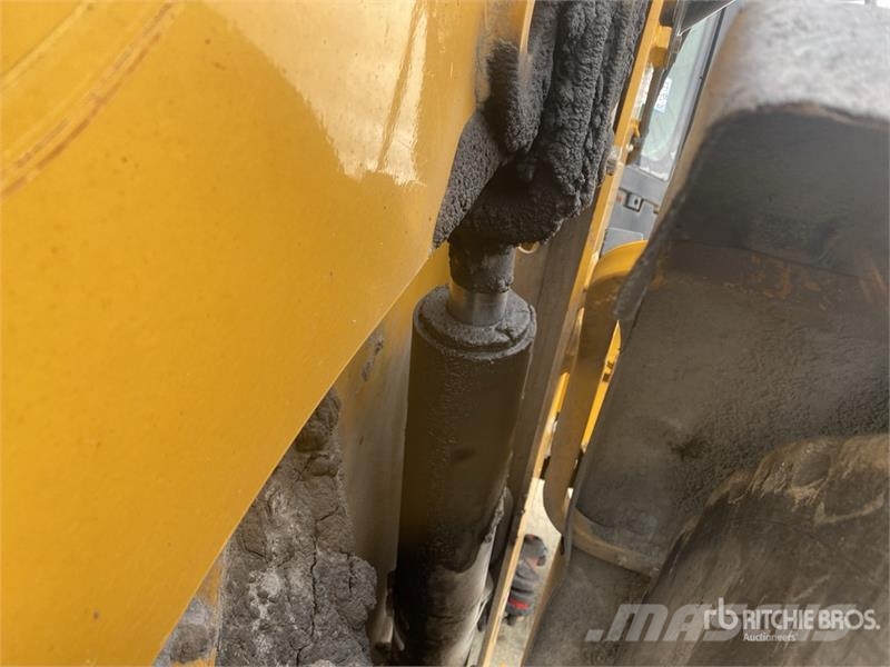 CAT 930K Kolesni nakladalci