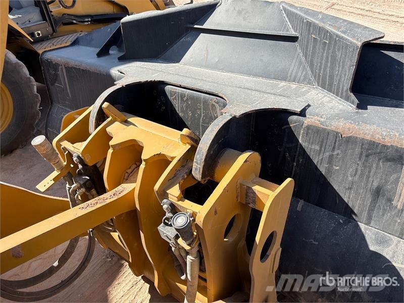 CAT 930M Kolesni nakladalci