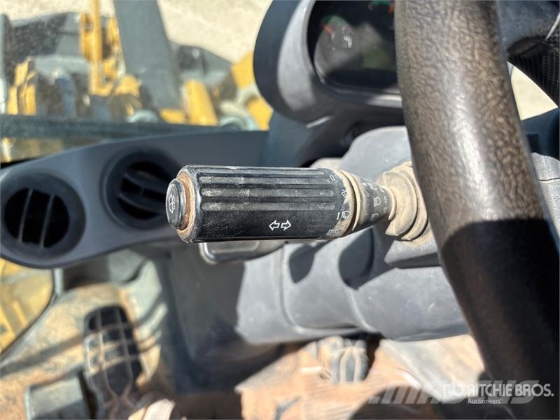 CAT 930M Kolesni nakladalci