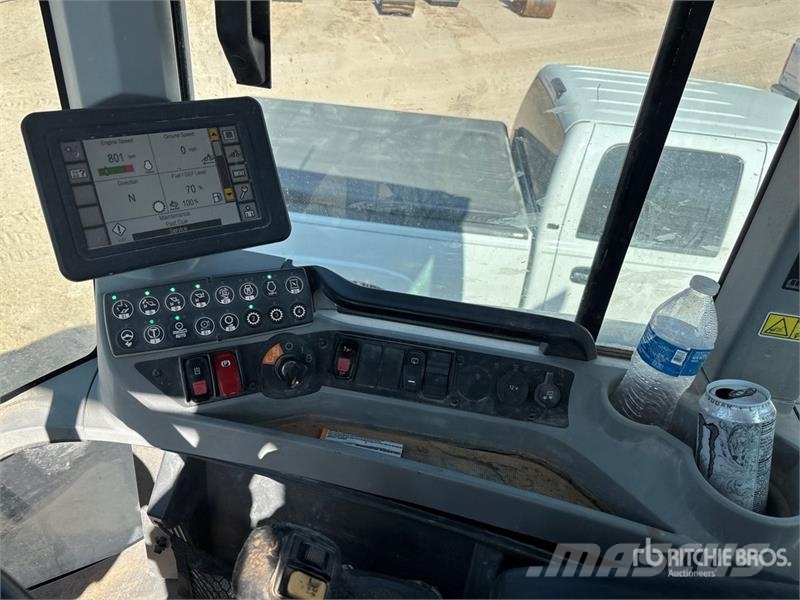 CAT 930M Kolesni nakladalci