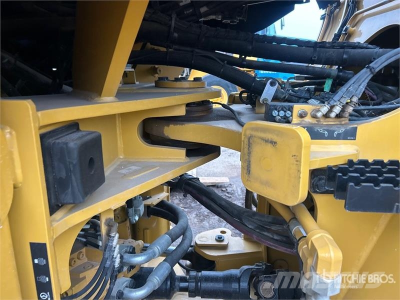 CAT 938M Kolesni nakladalci