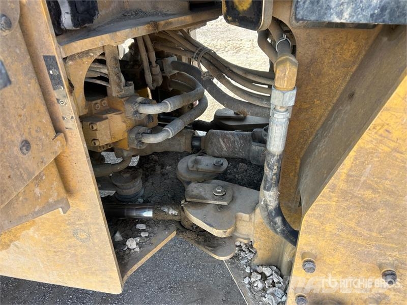 CAT 938M Gumikerekes homlokrakodók