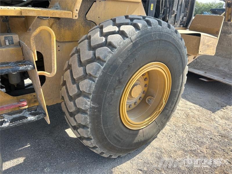 CAT 938M Gumikerekes homlokrakodók