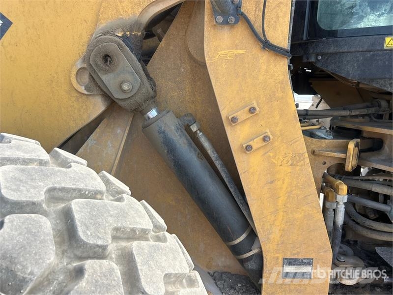 CAT 938M Gumikerekes homlokrakodók