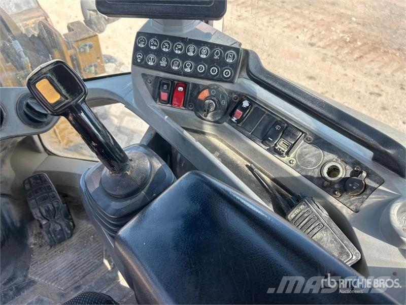 CAT 938M Gumikerekes homlokrakodók