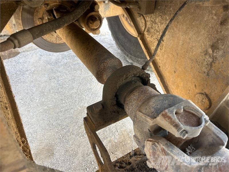 CAT 938M Gumikerekes homlokrakodók