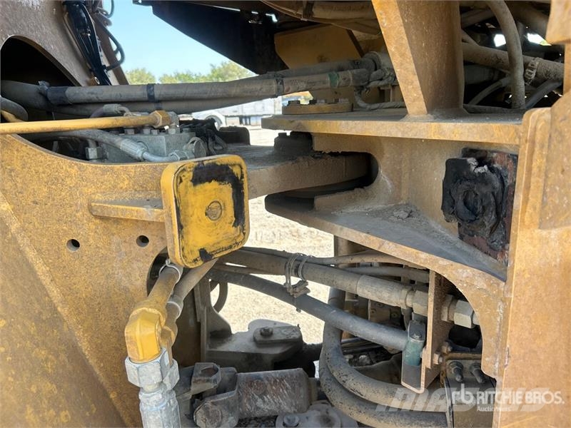 CAT 938M Gumikerekes homlokrakodók