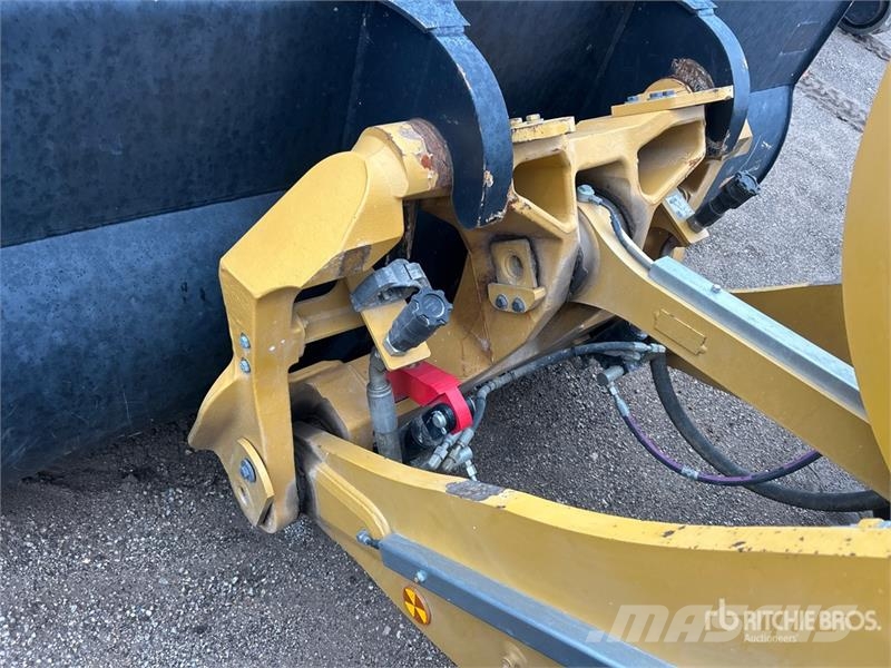 CAT 938M Kolesni nakladalci