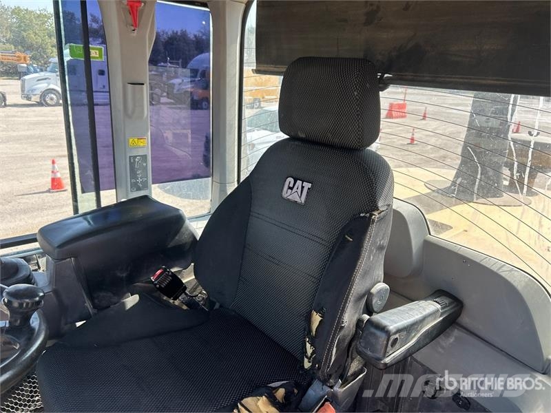 CAT 938M Gumikerekes homlokrakodók