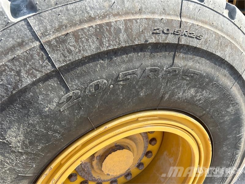CAT 938M Gumikerekes homlokrakodók