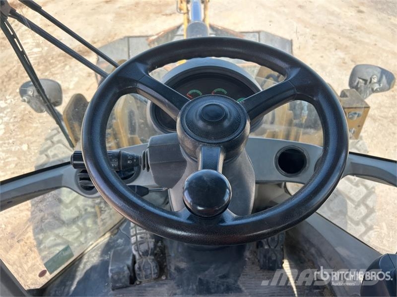 CAT 938M Gumikerekes homlokrakodók