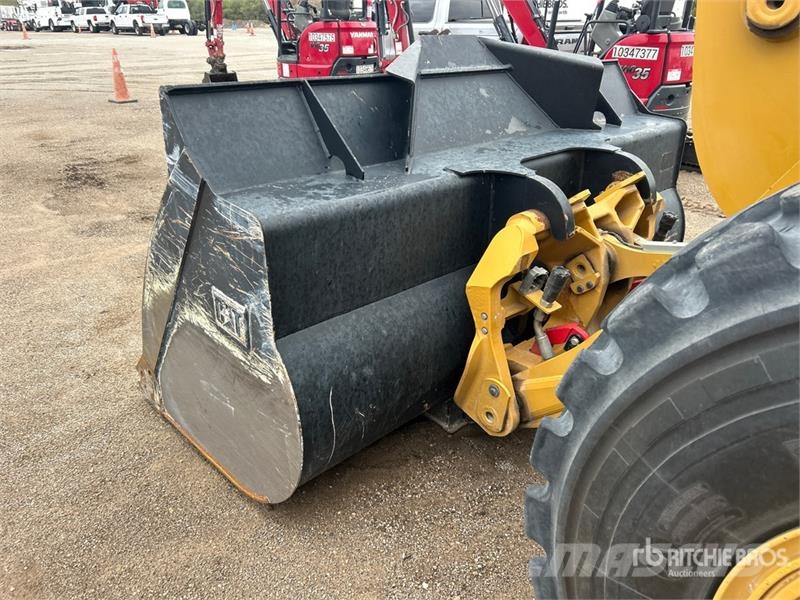 CAT 938M Kolesni nakladalci