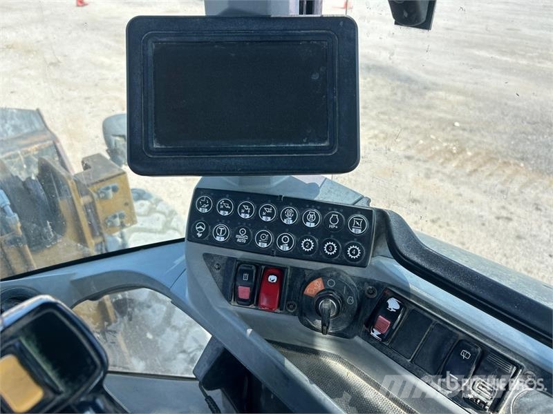CAT 938M Gumikerekes homlokrakodók