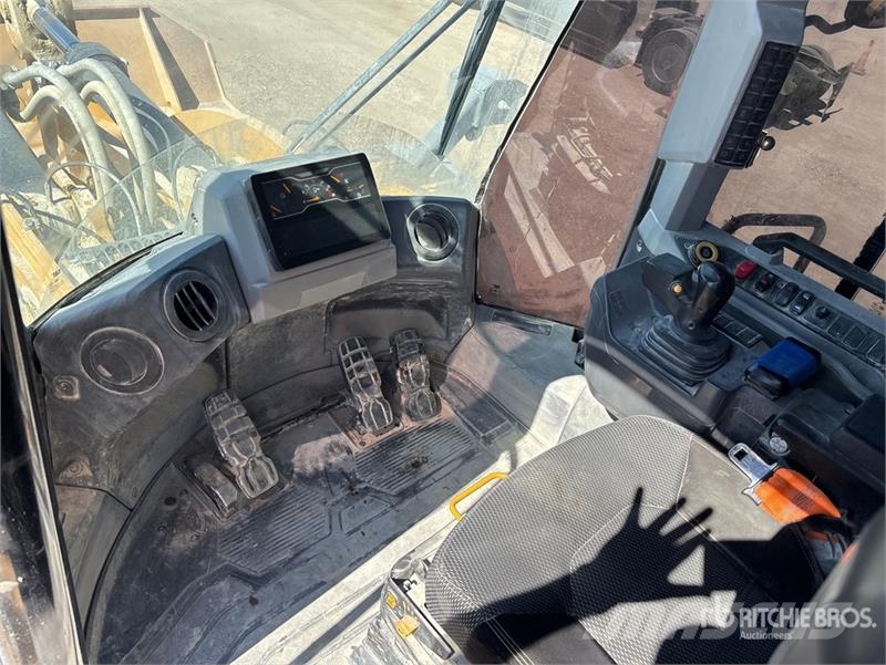 CAT 982 Wheel Loader Kolové nakladače