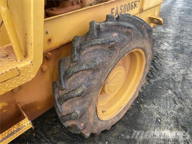 CAT CP-323C Padfoot Drum Compactor Enojni valjarji