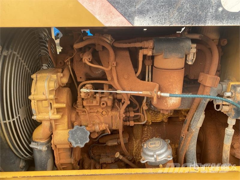 CAT CP-323C Padfoot Drum Compactor Enojni valjarji