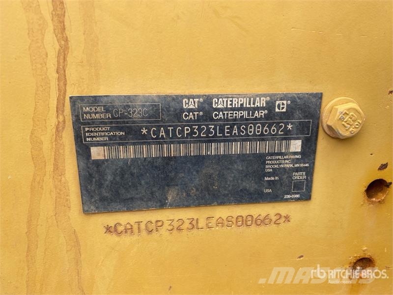 CAT CP-323C Padfoot Drum Compactor Enojni valjarji
