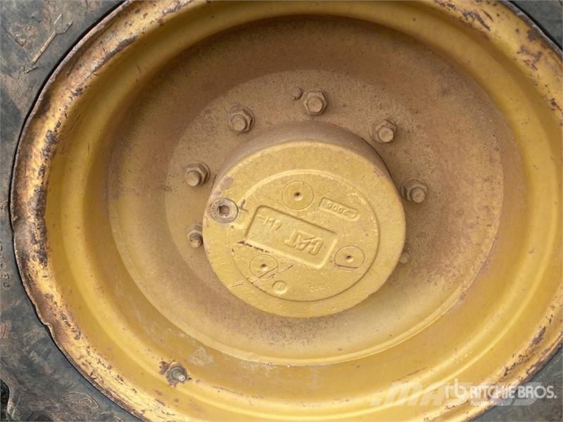 CAT CP-323C Padfoot Drum Compactor Enojni valjarji