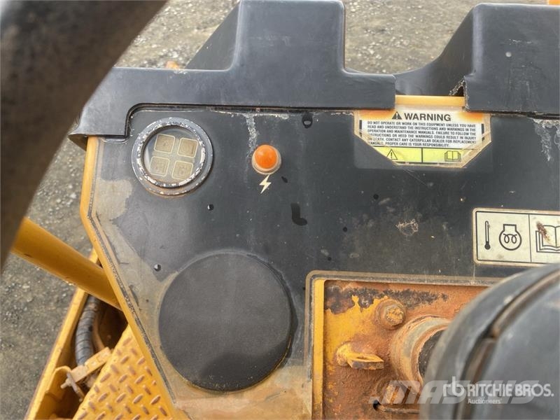 CAT CP-323C Padfoot Drum Compactor Enojni valjarji