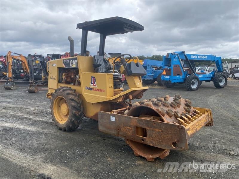 CAT CP-323C Padfoot Drum Compactor Enojni valjarji