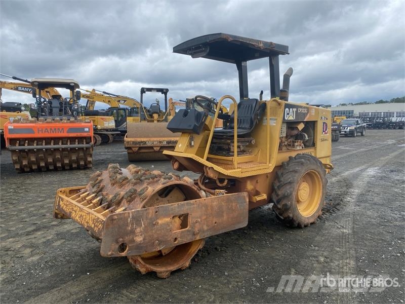 CAT CP-323C Padfoot Drum Compactor Enojni valjarji