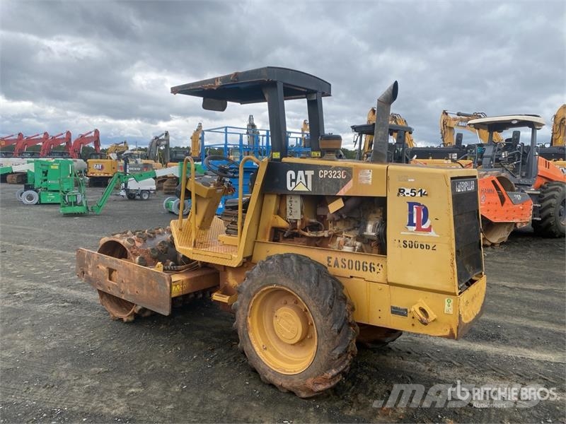 CAT CP-323C Padfoot Drum Compactor Enojni valjarji