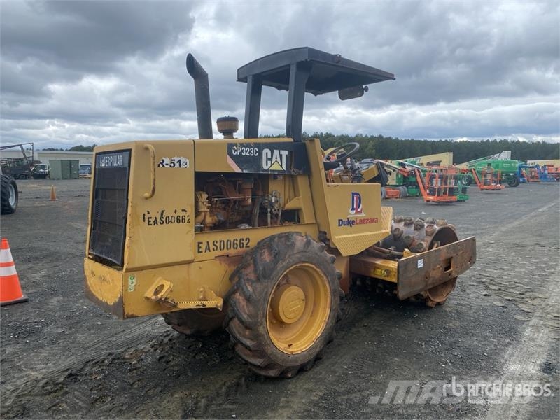 CAT CP-323C Padfoot Drum Compactor Enojni valjarji
