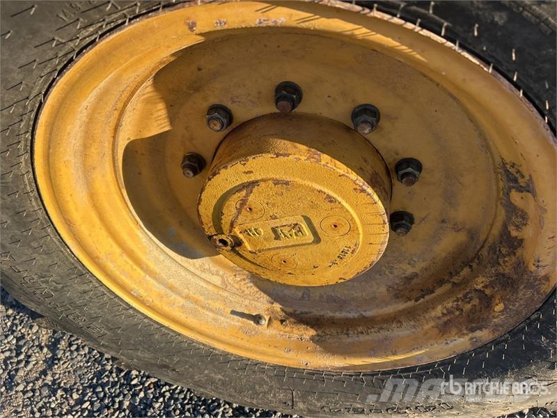 CAT CP44 Padfoot Drum Compactor Single drum rollers